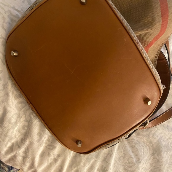 Burberry bucket loved and used - Picture 4 of 8
